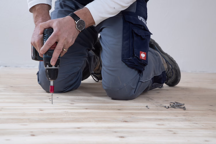 If necessary, re-screw / fix the wooden floorboards. If necessary, vacuum afterwards.