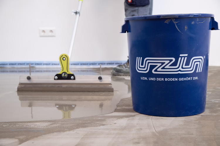 Apply UZIN NC 196 with a rake or trowel and then spikeroll the fresh compound. Now any floor covering or wood floor can be installed.