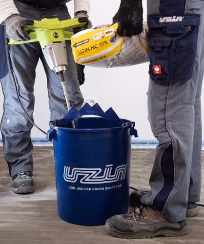 Mix fibre-reinforced self-levelling compound UZIN NC 196 with cold, clear water.