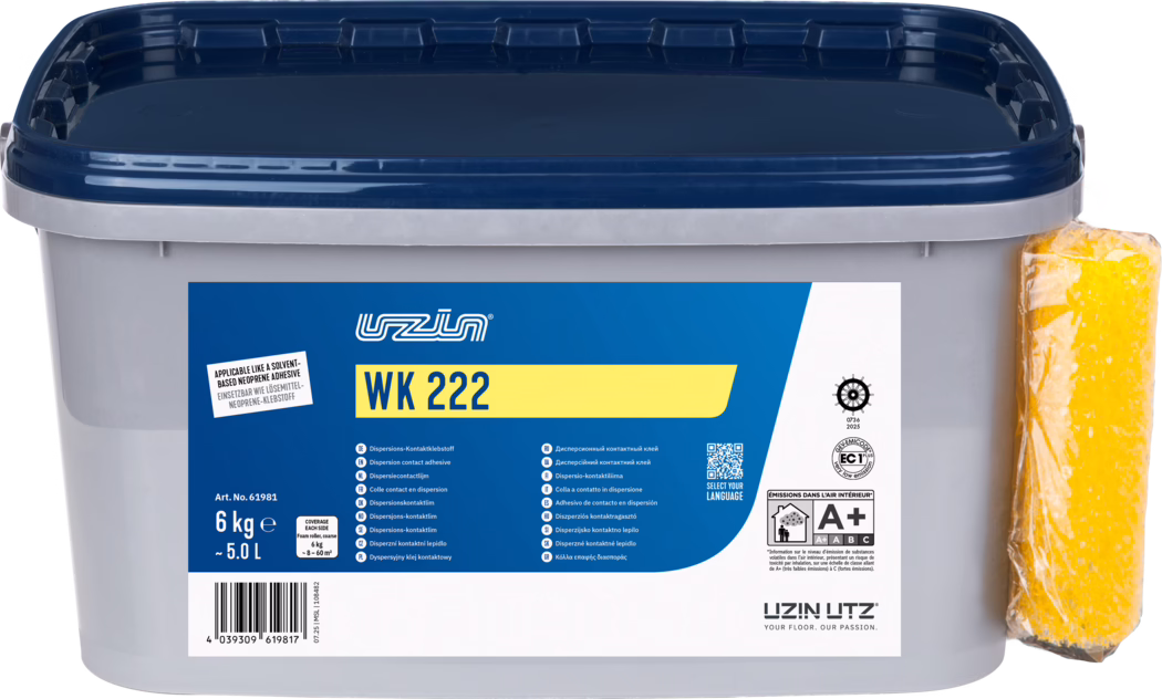 UZIN_Dummy_WK 222-6kg_2025-11 A rectangular grey plastic tub with a dark blue snap‑on lid and a blue‑and‑yellow product label reading 'WK 222'. The container is marked 6 kg (~5.0 L) and shows technical icons, a barcode and multilingual product details. A yellow sponge in plastic wrapping is attached to the right side. The label displays the 'Uzin Utz' brand and an A+ indoor emissions symbol. The product is photographed on a white background, sharp and evenly lit.