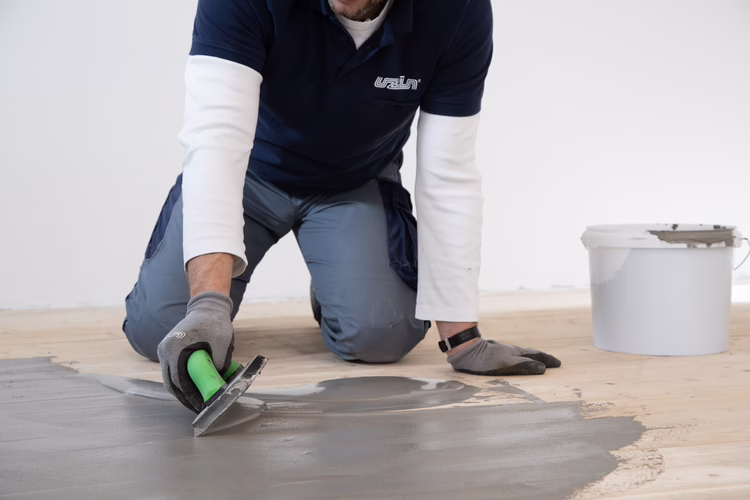 Apply UZIN PE 650 using a joint board or a smoothing trowel.